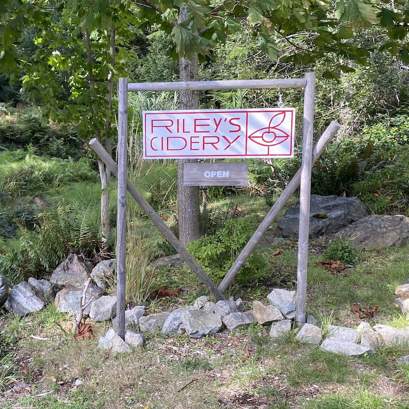 Rileys Cidery welcome sign to the orchard